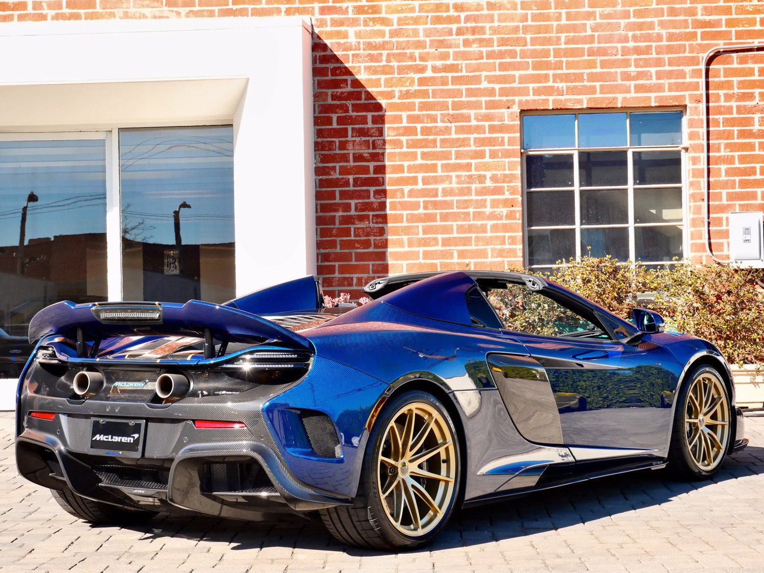Used 2016 McLaren 675LT Spider photo 4