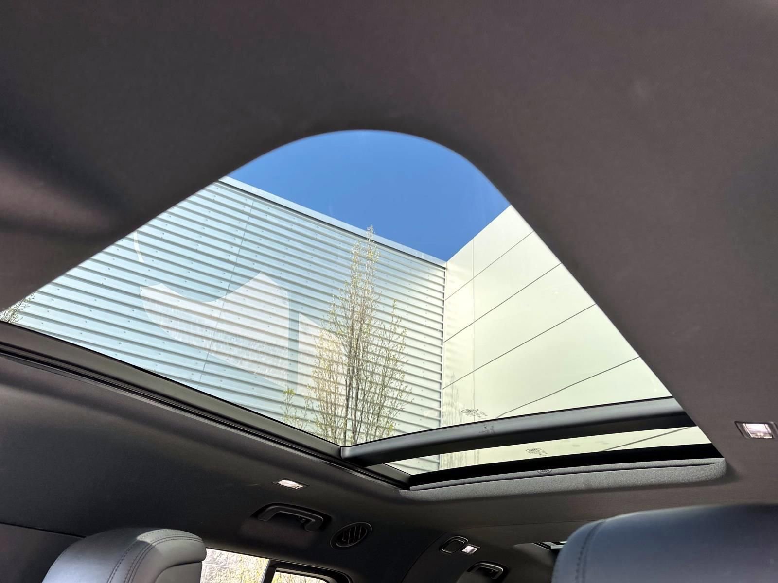 2024 Land Rover Defender 130 X-Dynamic SE