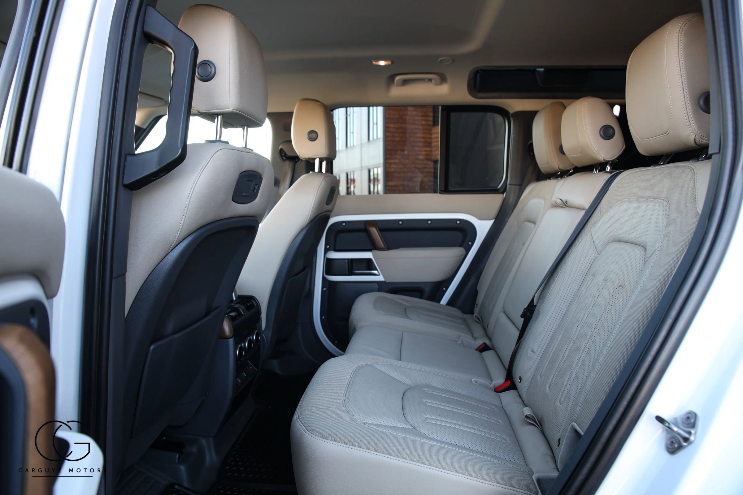 2021 Land Rover Defender 110 SE