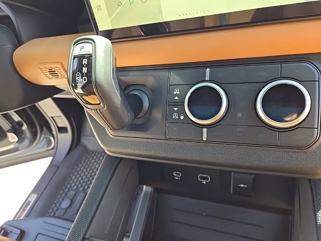 2024 Land Rover Defender 90 V8