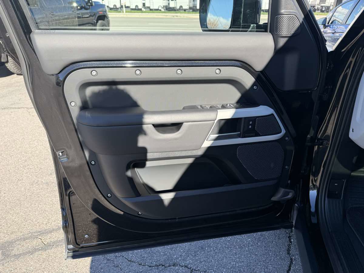 2024 Land Rover Defender 110 SE