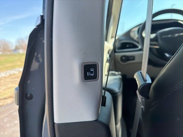 2023 Chrysler Pacifica Touring-L