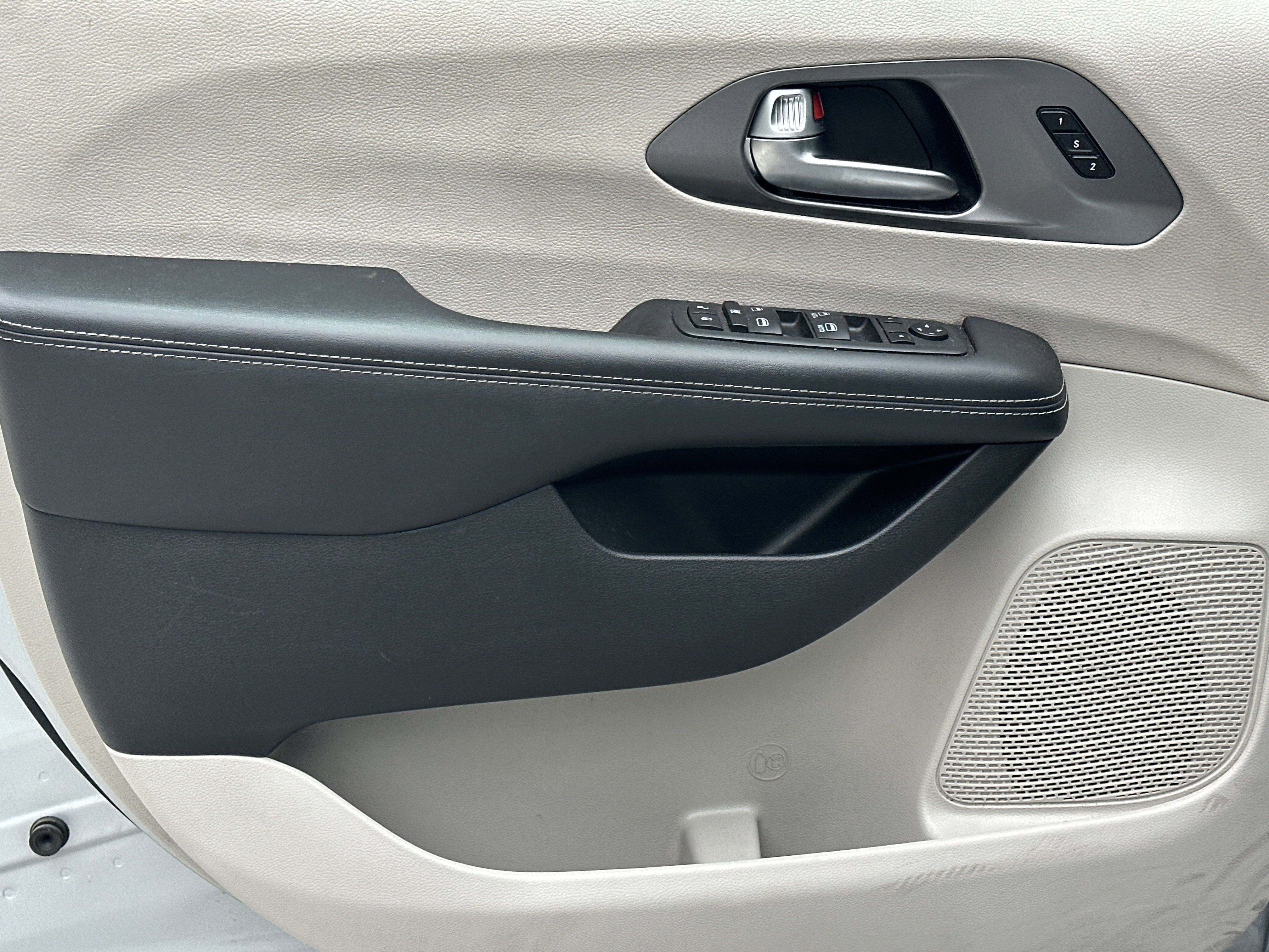 2023 Chrysler Pacifica Touring-L