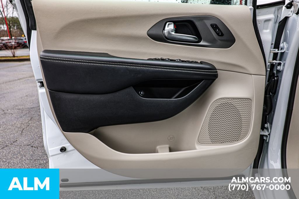 2024 Chrysler Pacifica Select