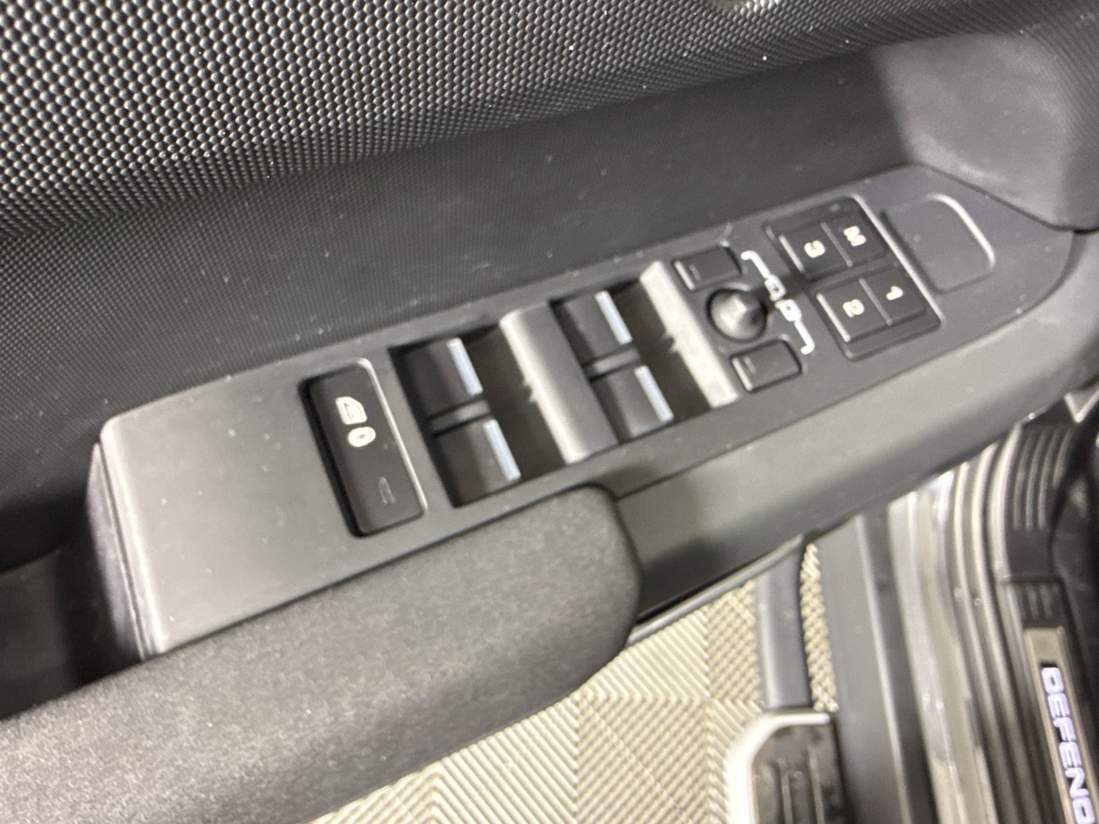 2023 Land Rover Defender 130 X-Dynamic SE