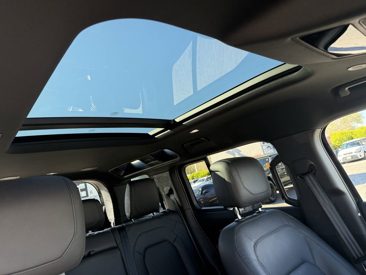 2024 Land Rover Defender 110 SE