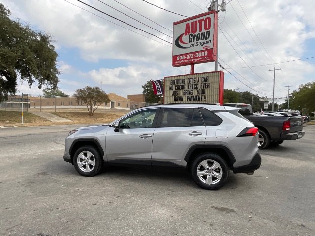 2021 Toyota RAV4 LE's photo