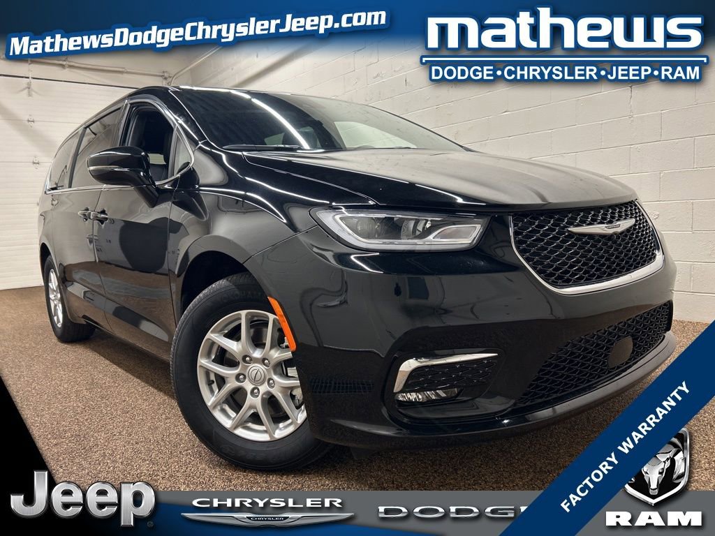 Used 2025 Chrysler Pacifica Select