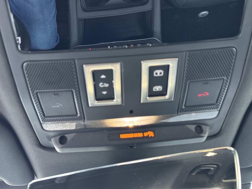 2024 Land Rover Defender 110 SE