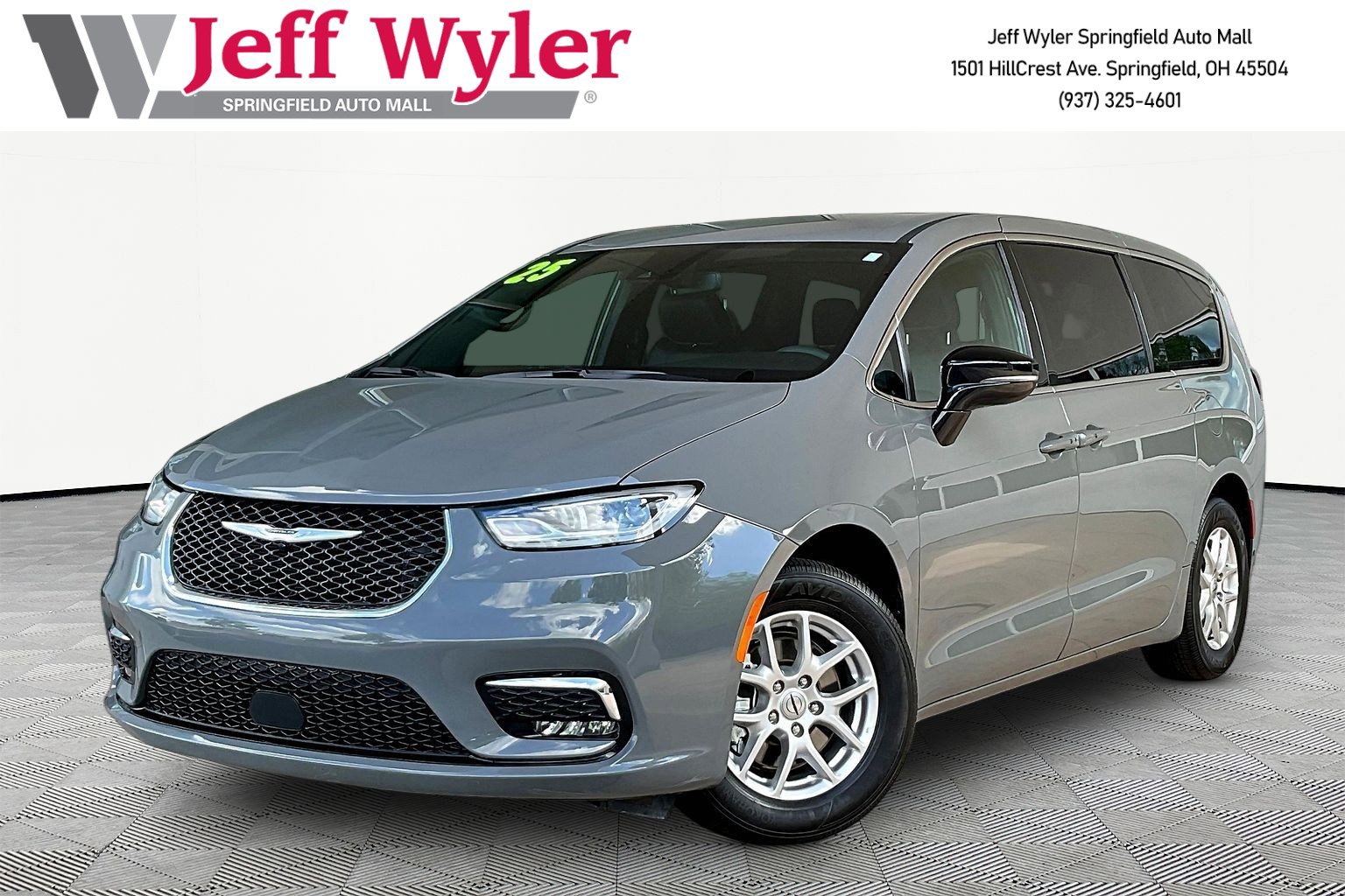 Used 2025 Chrysler Pacifica Select