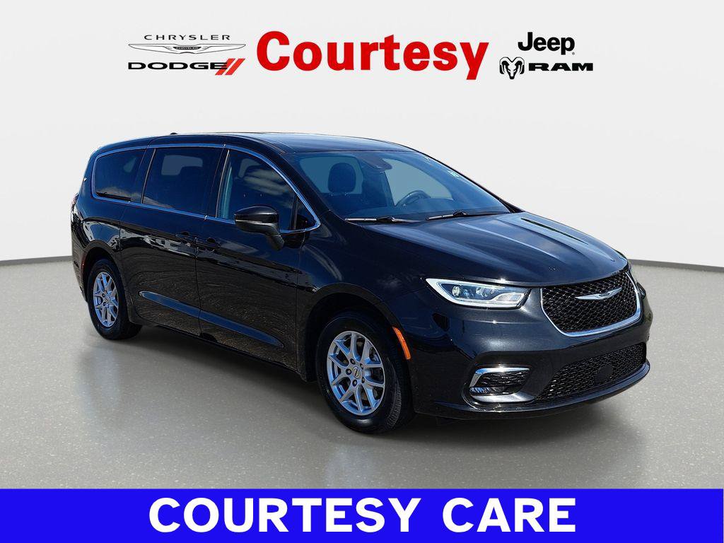 Used 2023 Chrysler Pacifica Touring