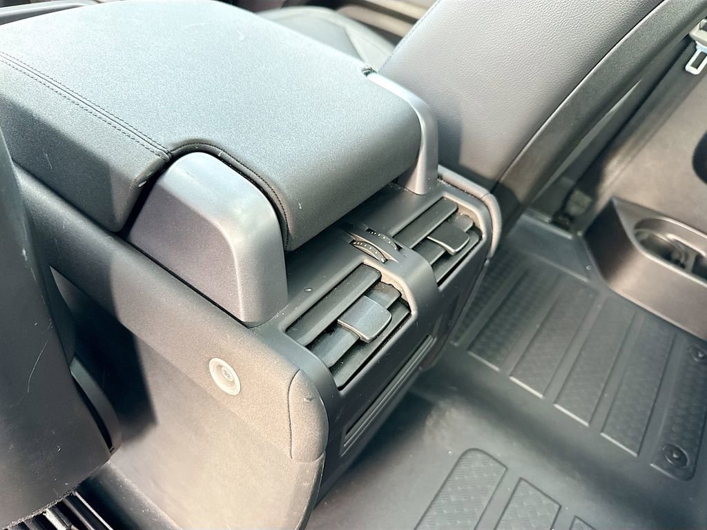 2023 Land Rover Defender 90 SE