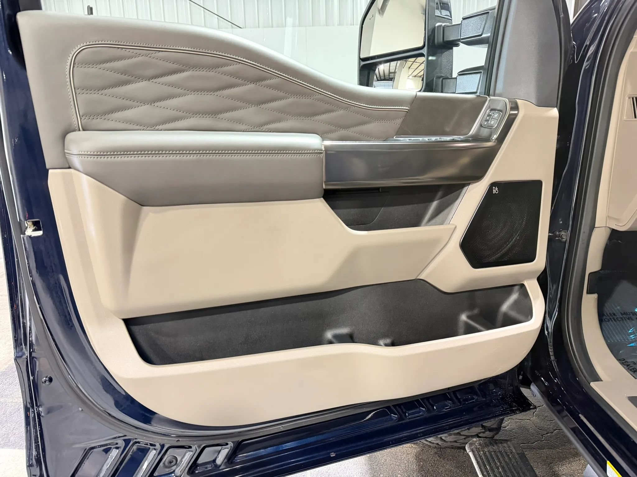 2025 Ford F-450 Super Duty Platinum - Photo 18