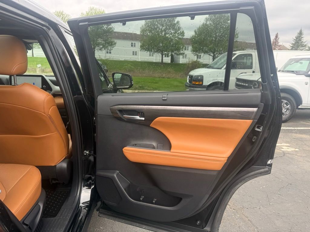 2025 Toyota Highlander Platinum