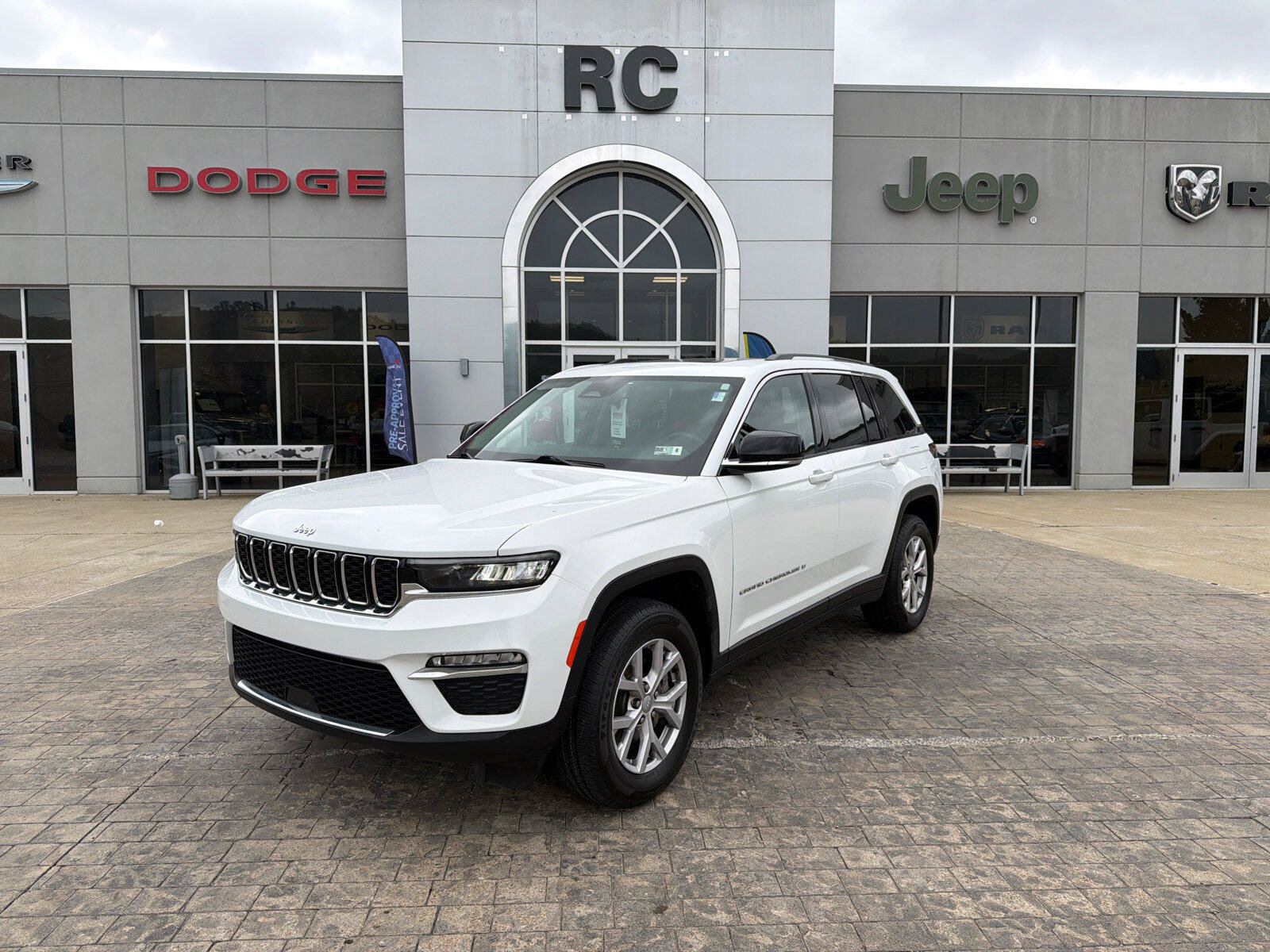Used 2022 Jeep Grand Cherokee Limited w/ Trailer Tow Prep Group (B)