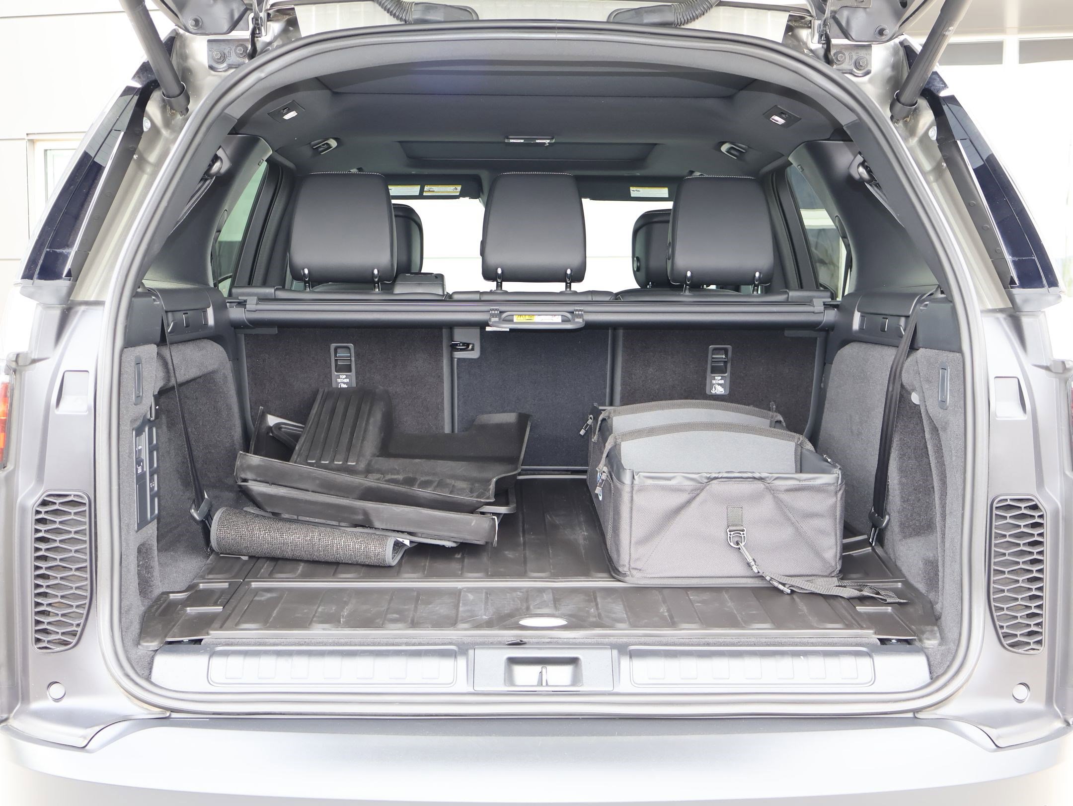 2025 Land Rover Discovery S