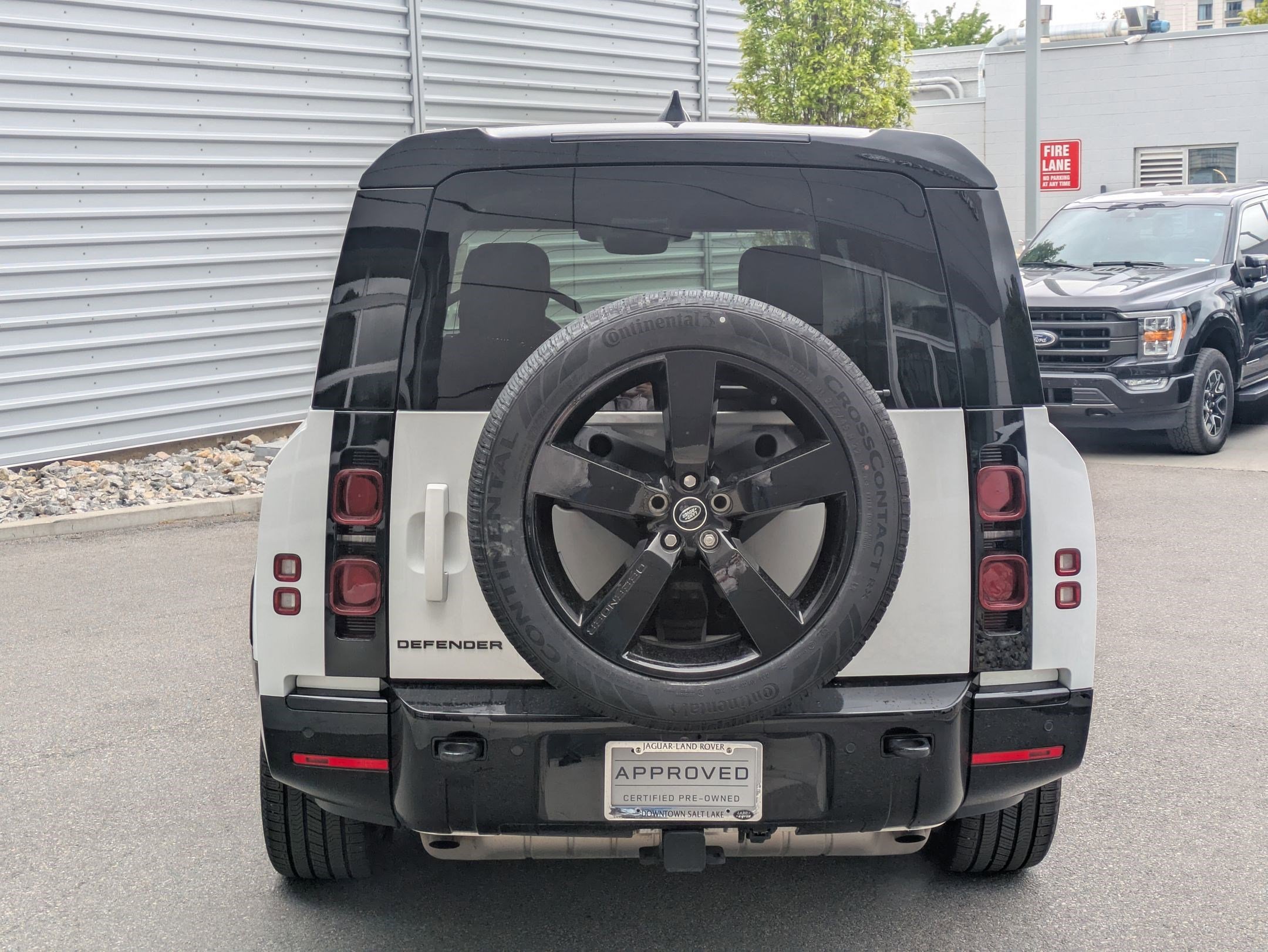 2025 Land Rover Defender 130 X-Dynamic SE