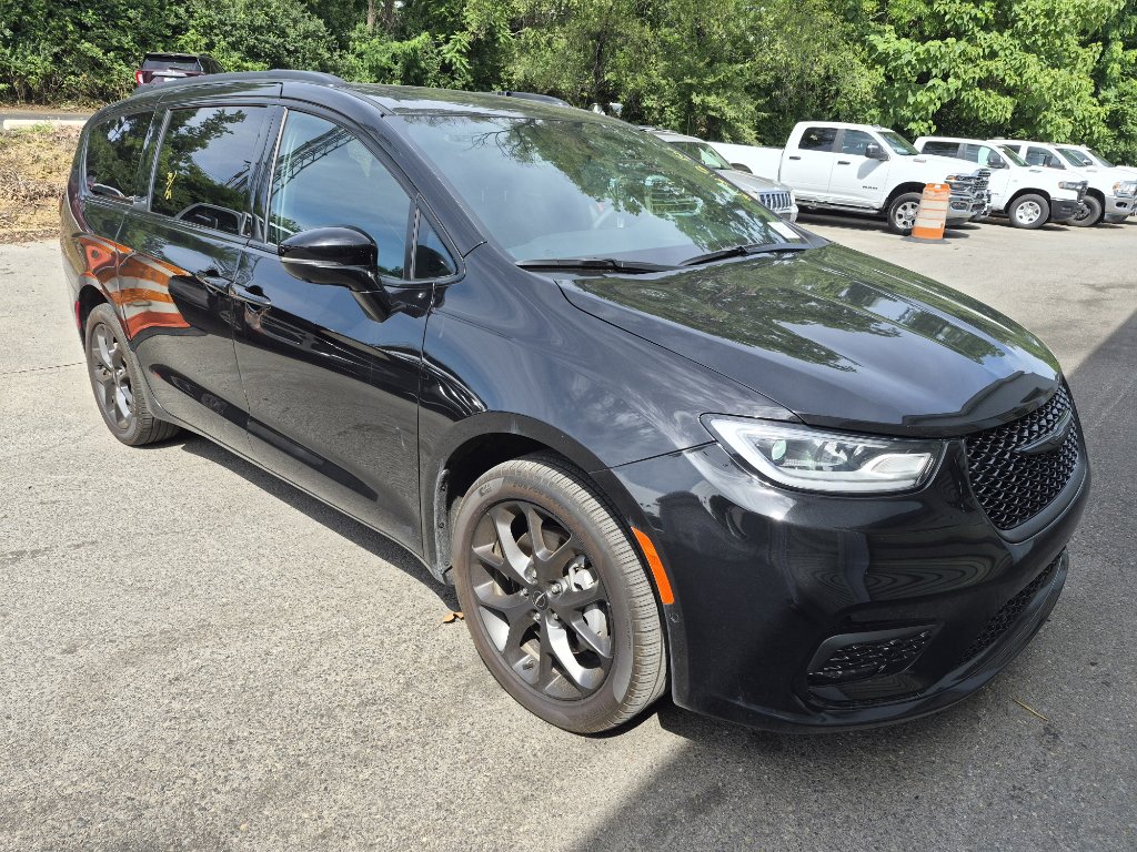 Used 2024 Chrysler Pacifica Limited w/ Uconnect Theater Family Group