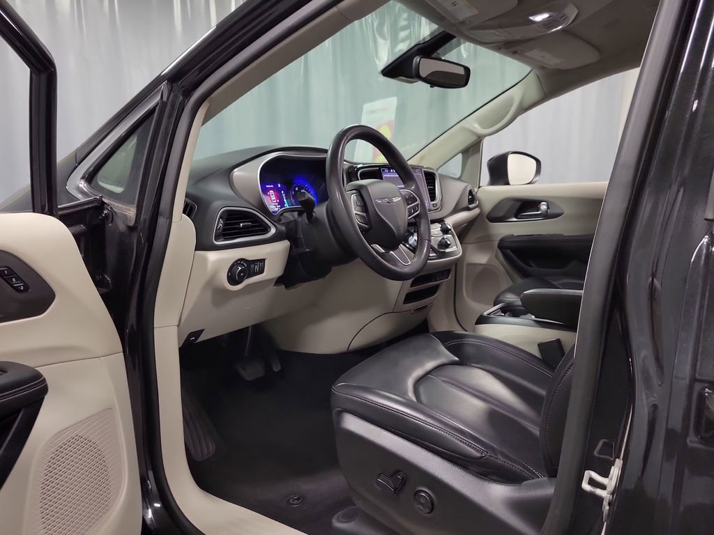 2023 Chrysler Pacifica Touring-L