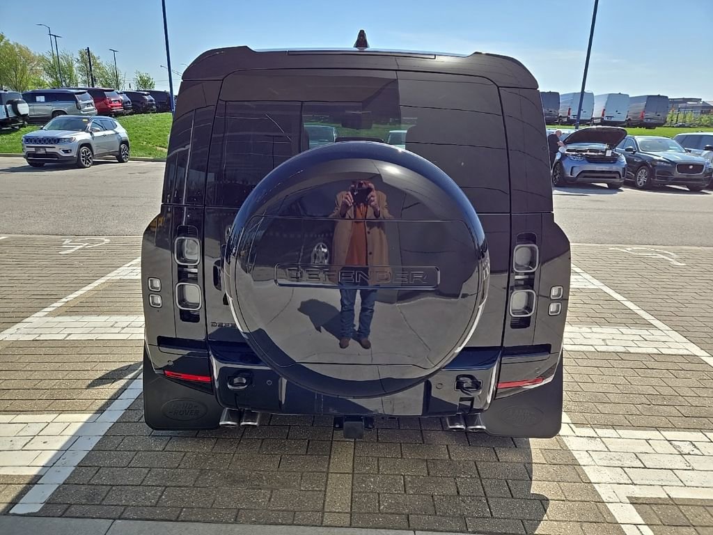 2024 Land Rover Defender 90 V8