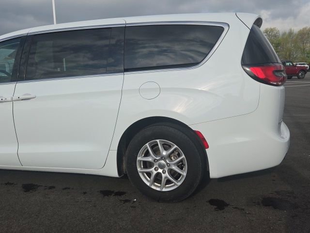 2023 Chrysler Pacifica Touring-L