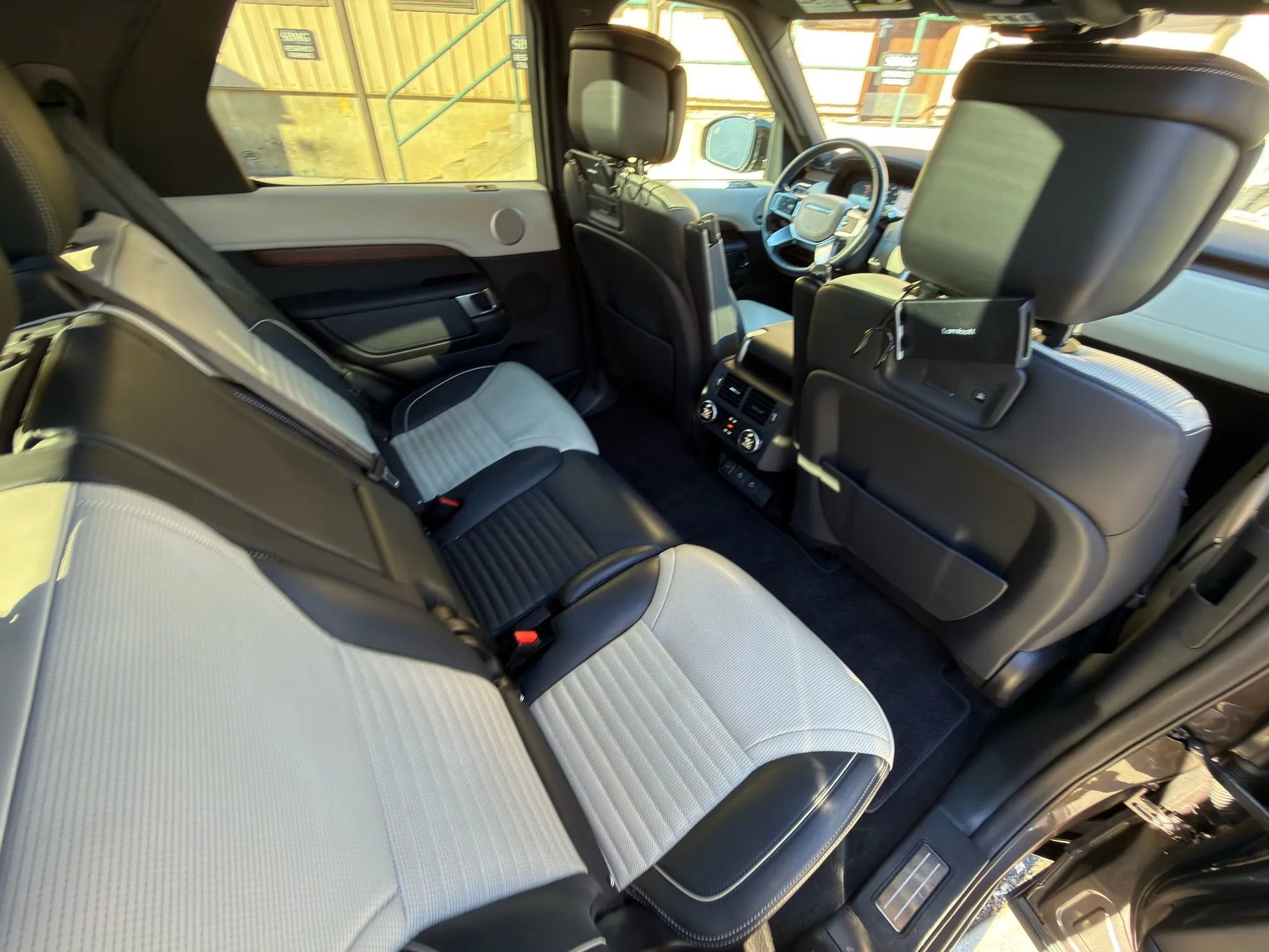 2023 Land Rover Discovery Metropolitan Edition