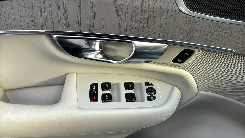 2025 Volvo Xc90 B6 Plus