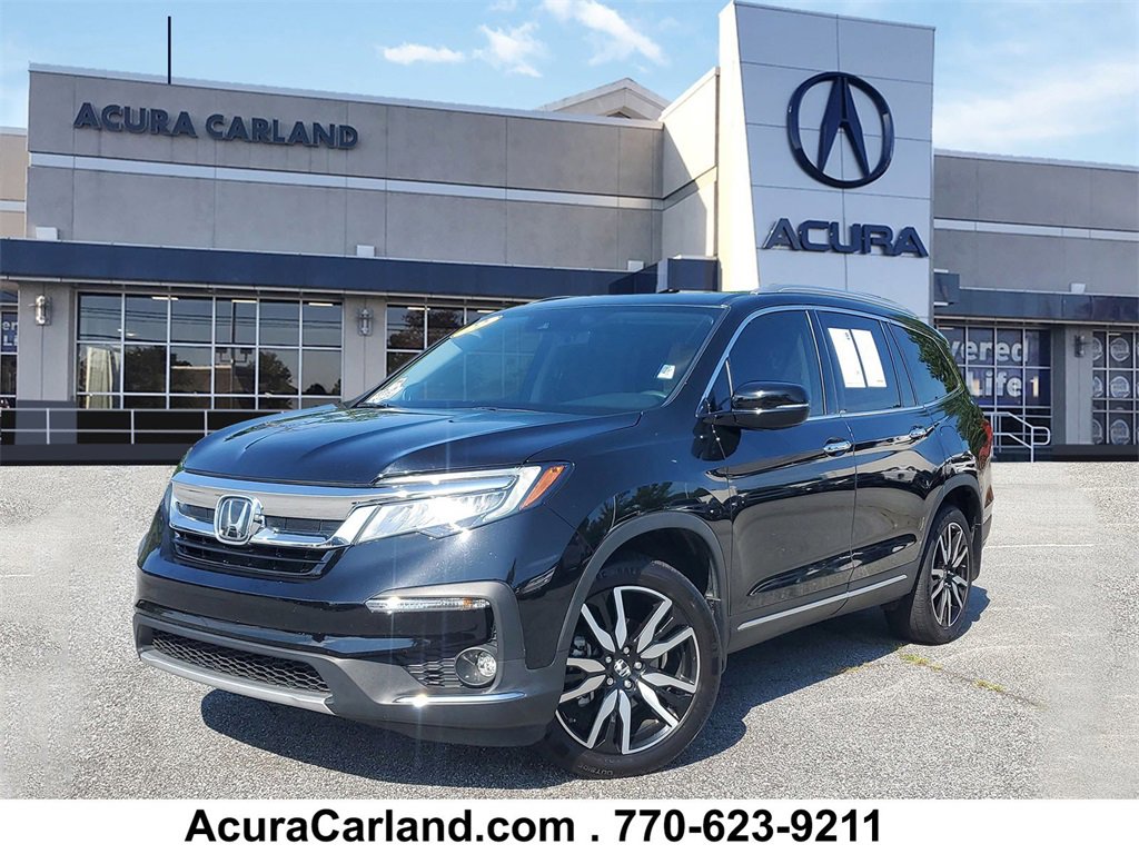 2022 Honda Pilot Touring w/Rear Captain's Chairs
