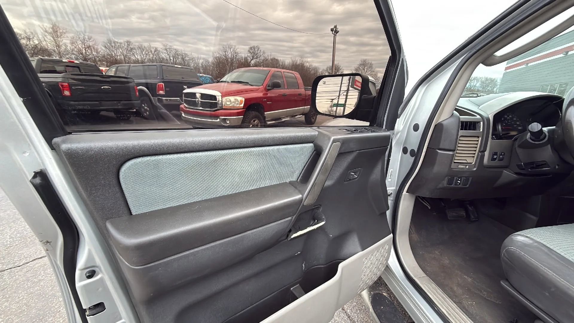 2004 Nissan Titan SE