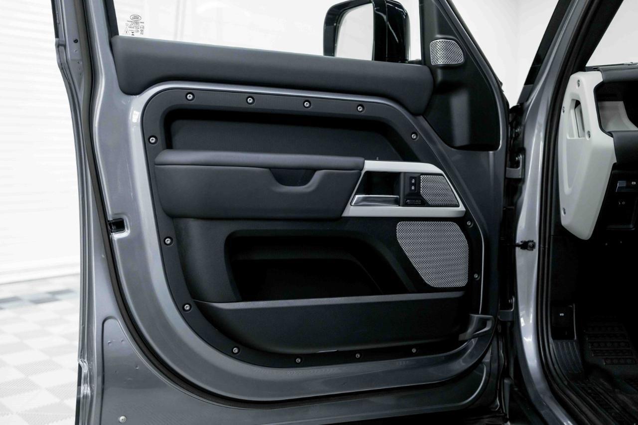 2023 Land Rover Defender 130 SE