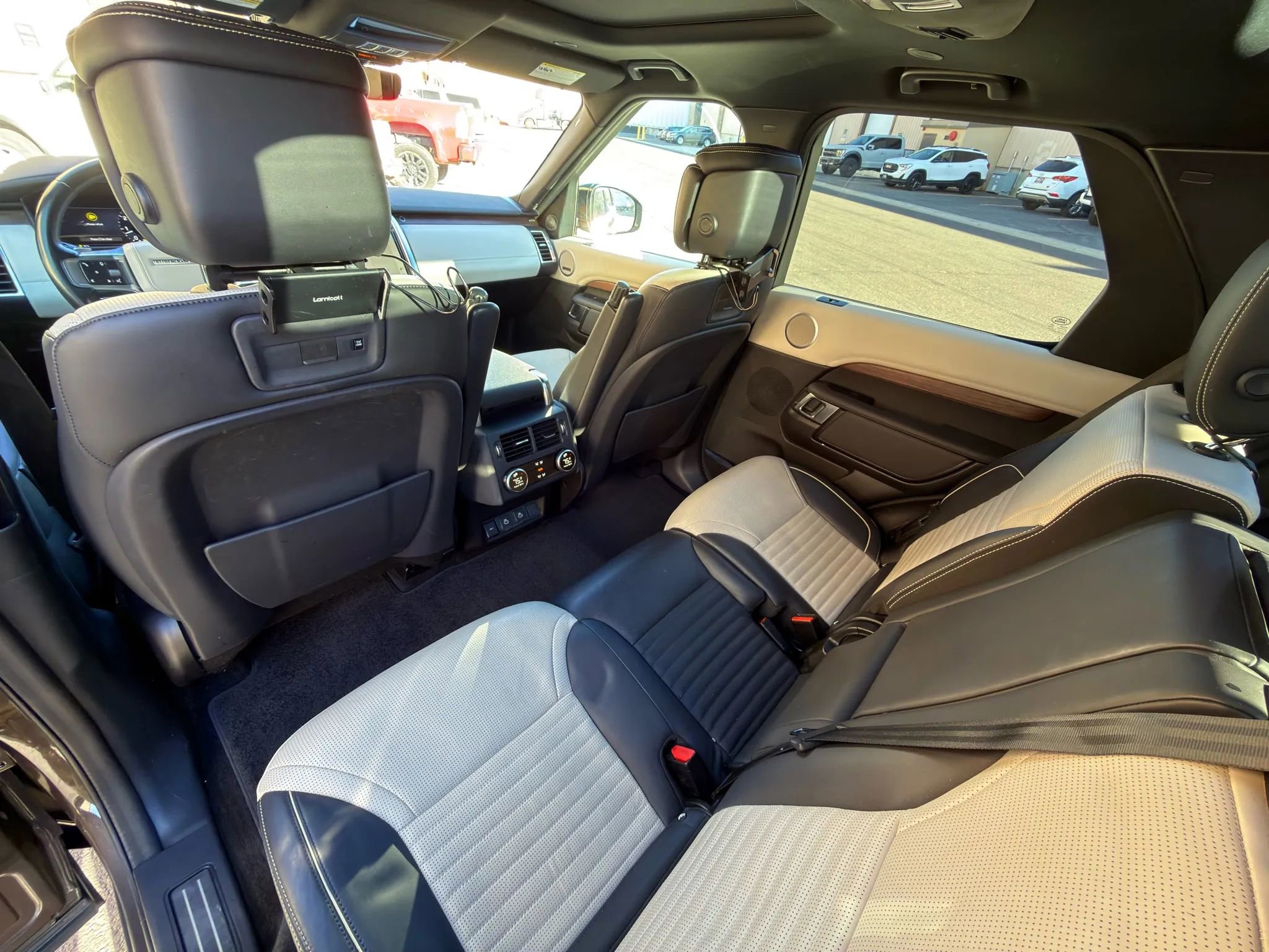 2023 Land Rover Discovery Metropolitan Edition