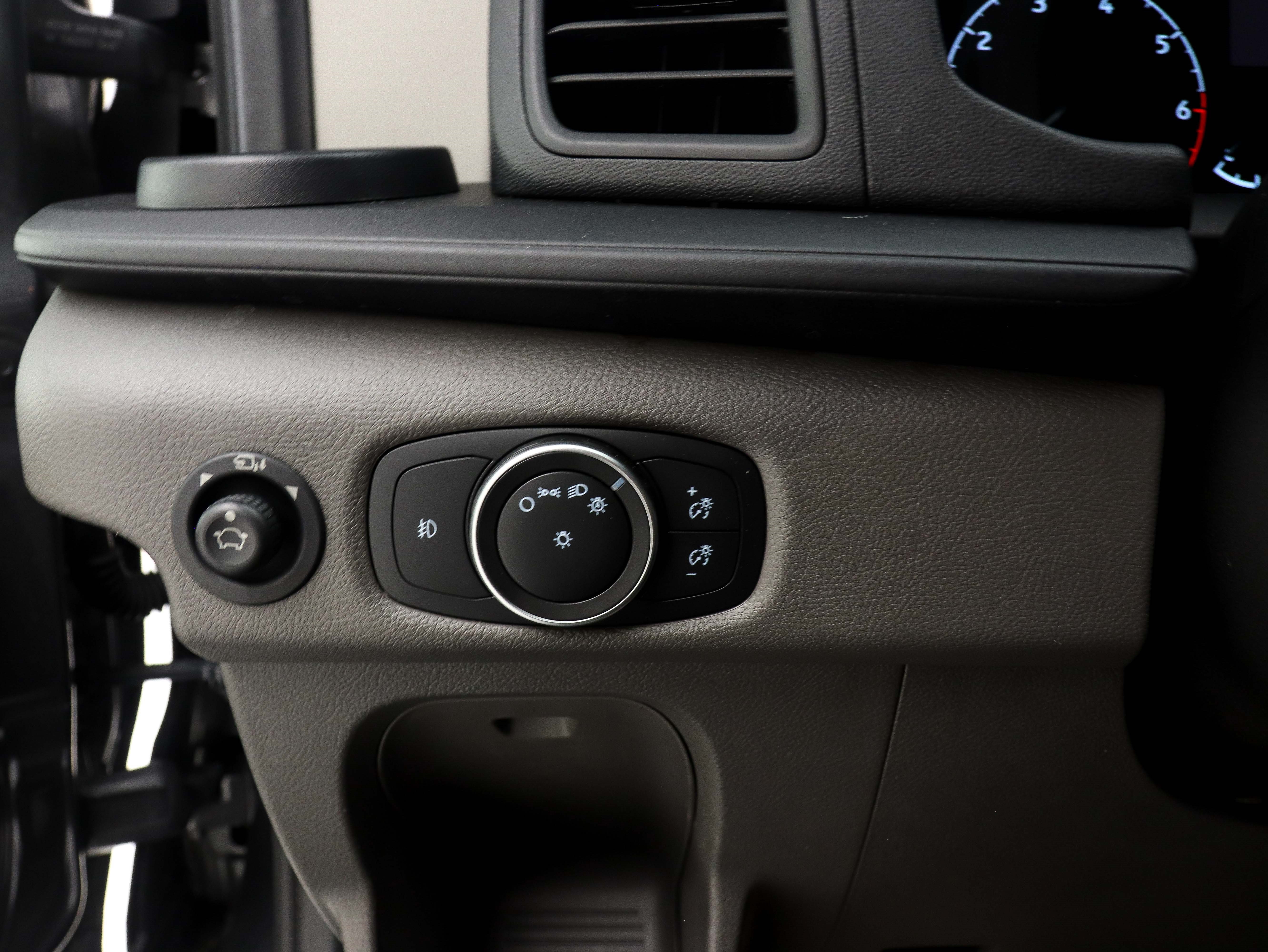 2020 Ford Transit Passenger Van XLT - Photo 20