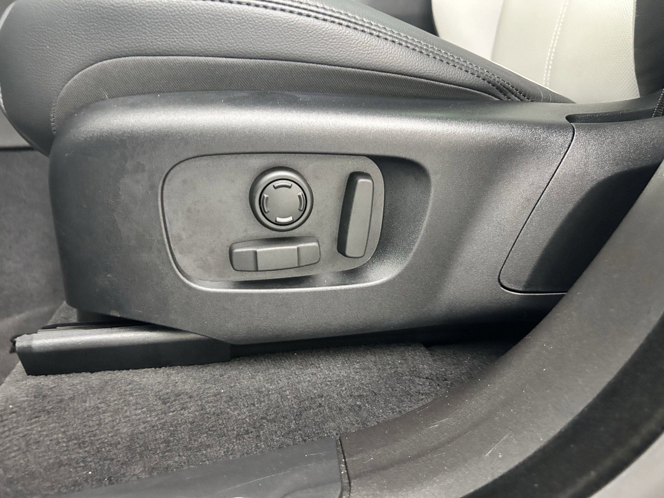 2025 Land Rover Range Rover Velar Dynamic SE