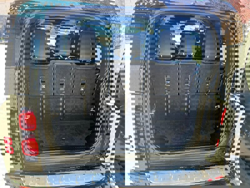 2023 Land Rover Defender 130 X-Dynamic SE