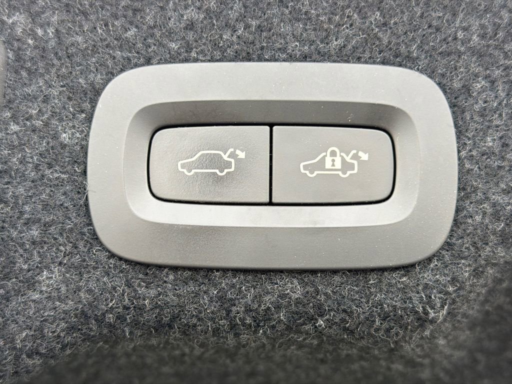 2017 Volvo S90 T6 Momentum