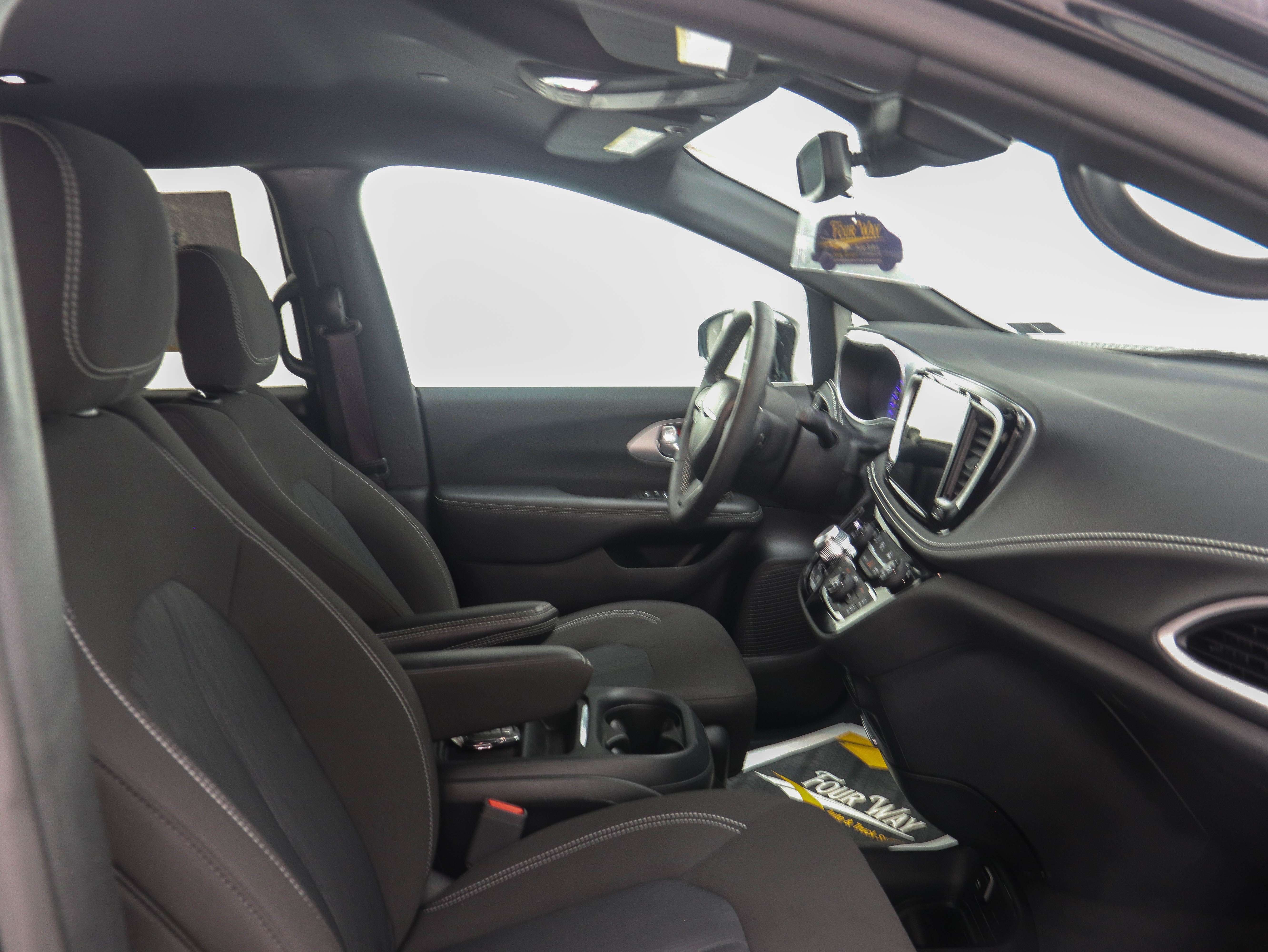 2024 Chrysler Pacifica Touring - Photo 17