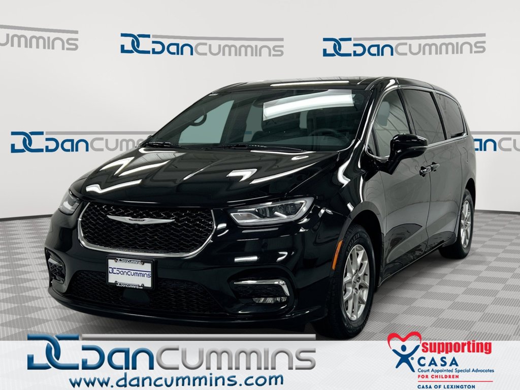 Used 2025 Chrysler Pacifica Select
