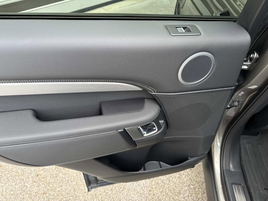 2025 Land Rover Discovery Dynamic SE