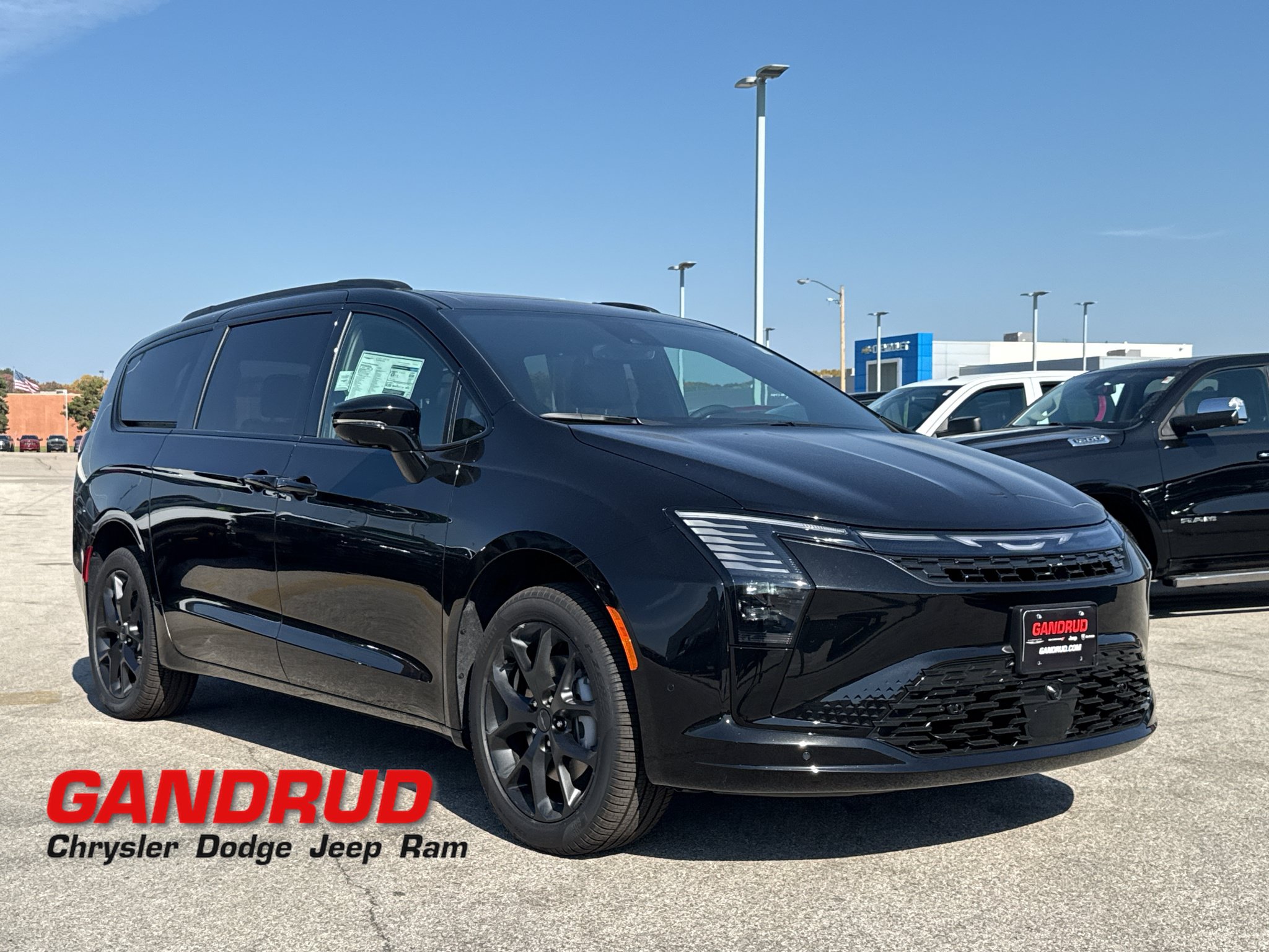 New 2027 Chrysler Pacifica Limited w/ Family Tech Group