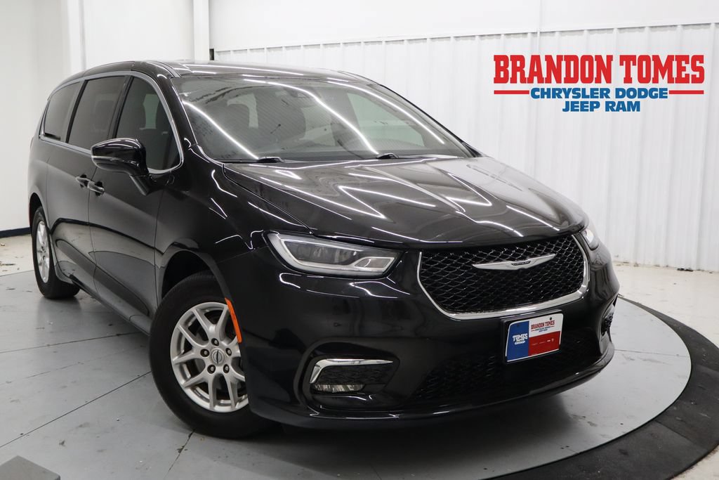 Used 2025 Chrysler Pacifica Select