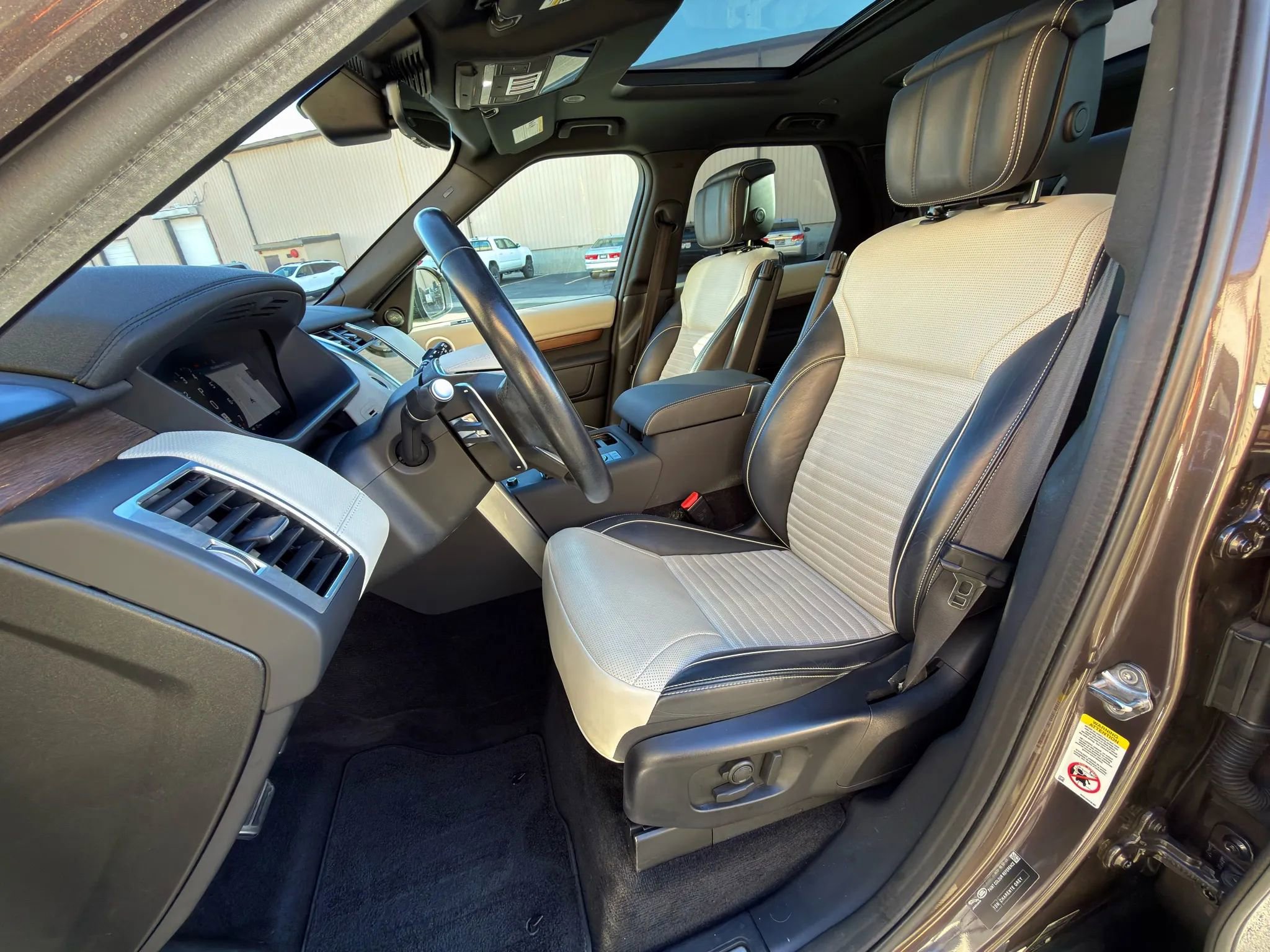 2023 Land Rover Discovery Metropolitan Edition