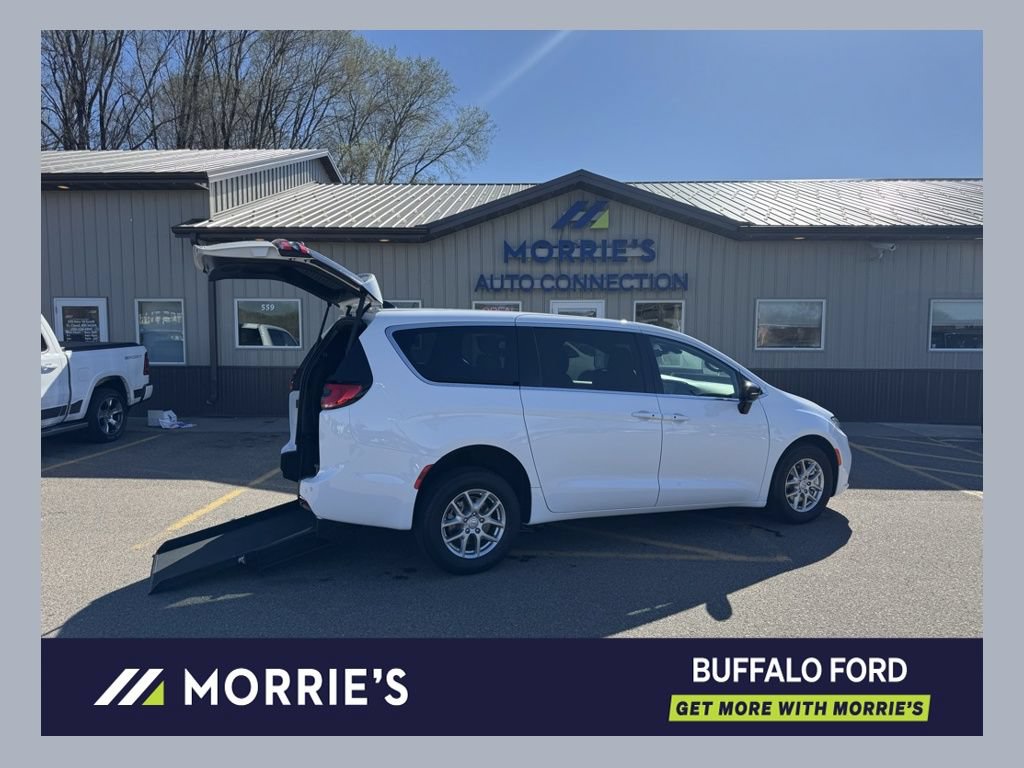 Used 2026 Chrysler Pacifica Select