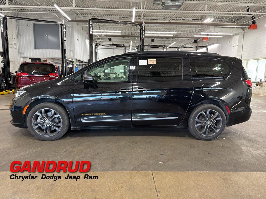 Used 2024 Chrysler Pacifica Touring-L w/ Uconnect Theater Family Group
