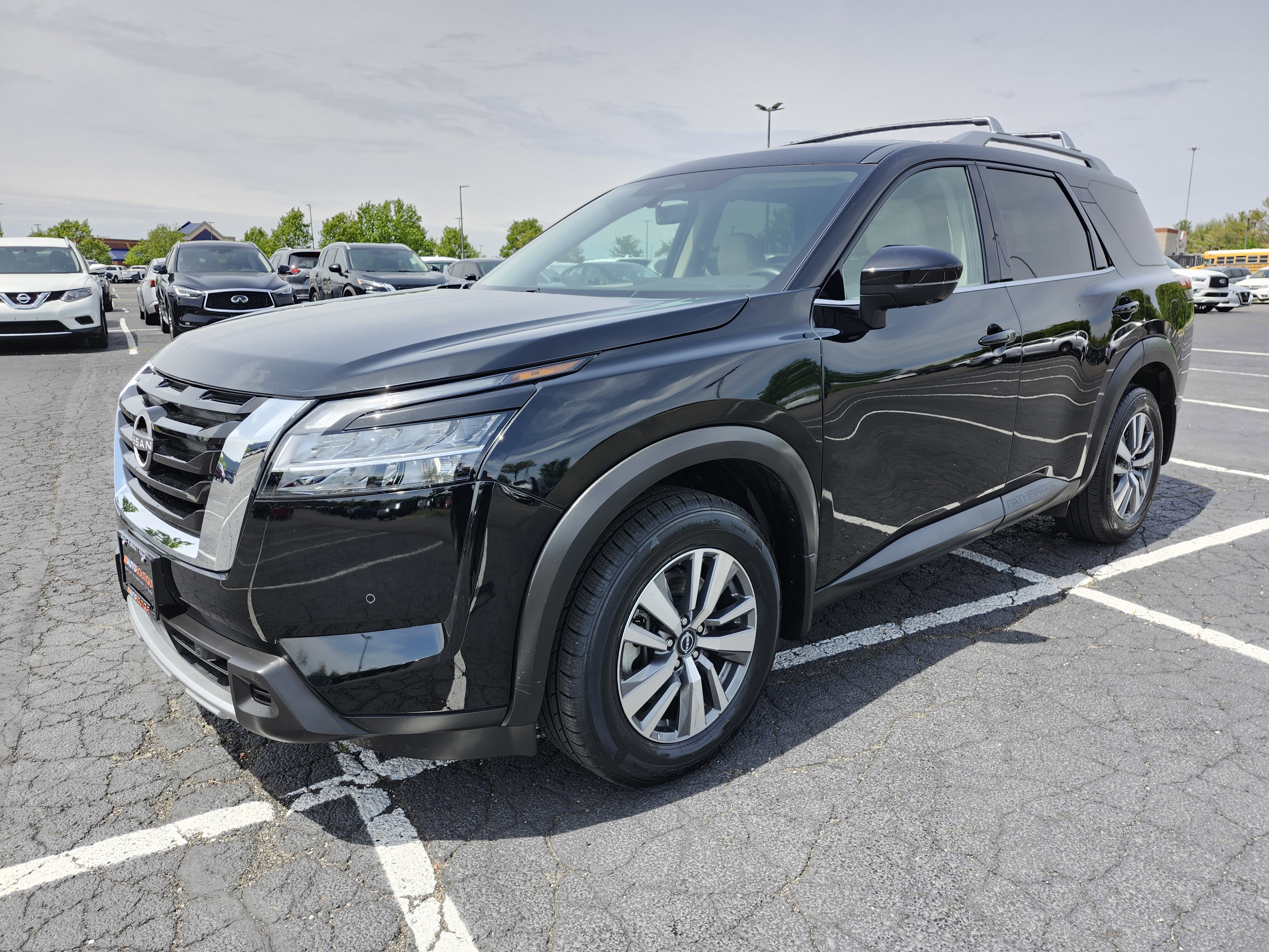 2023 Nissan Pathfinder SL