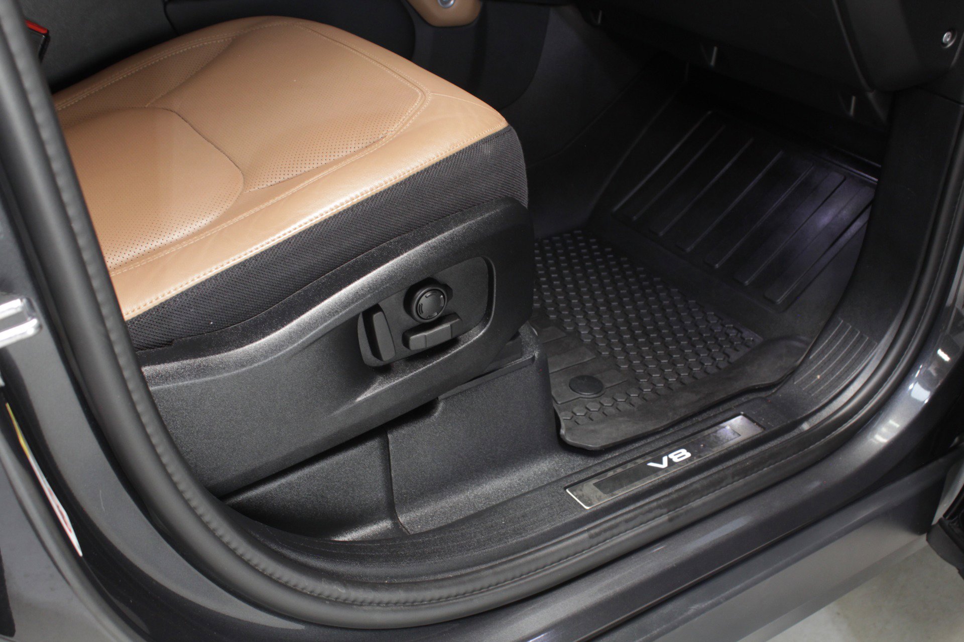 2025 Land Rover Defender 110 V8