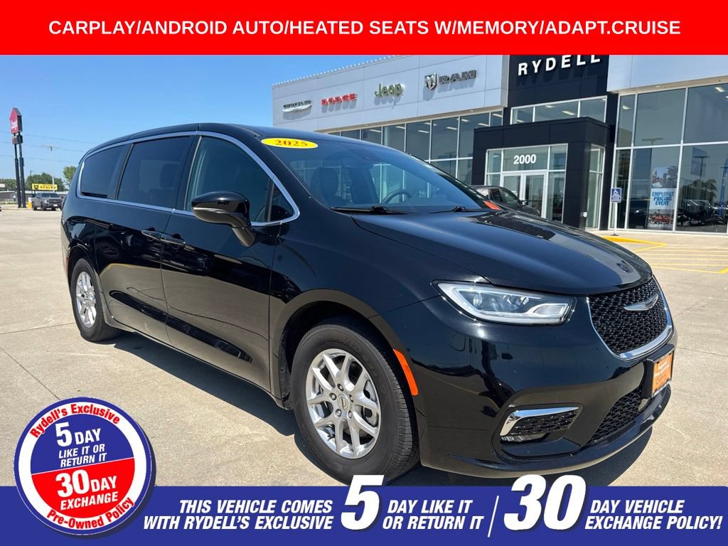 Used 2025 Chrysler Pacifica Select