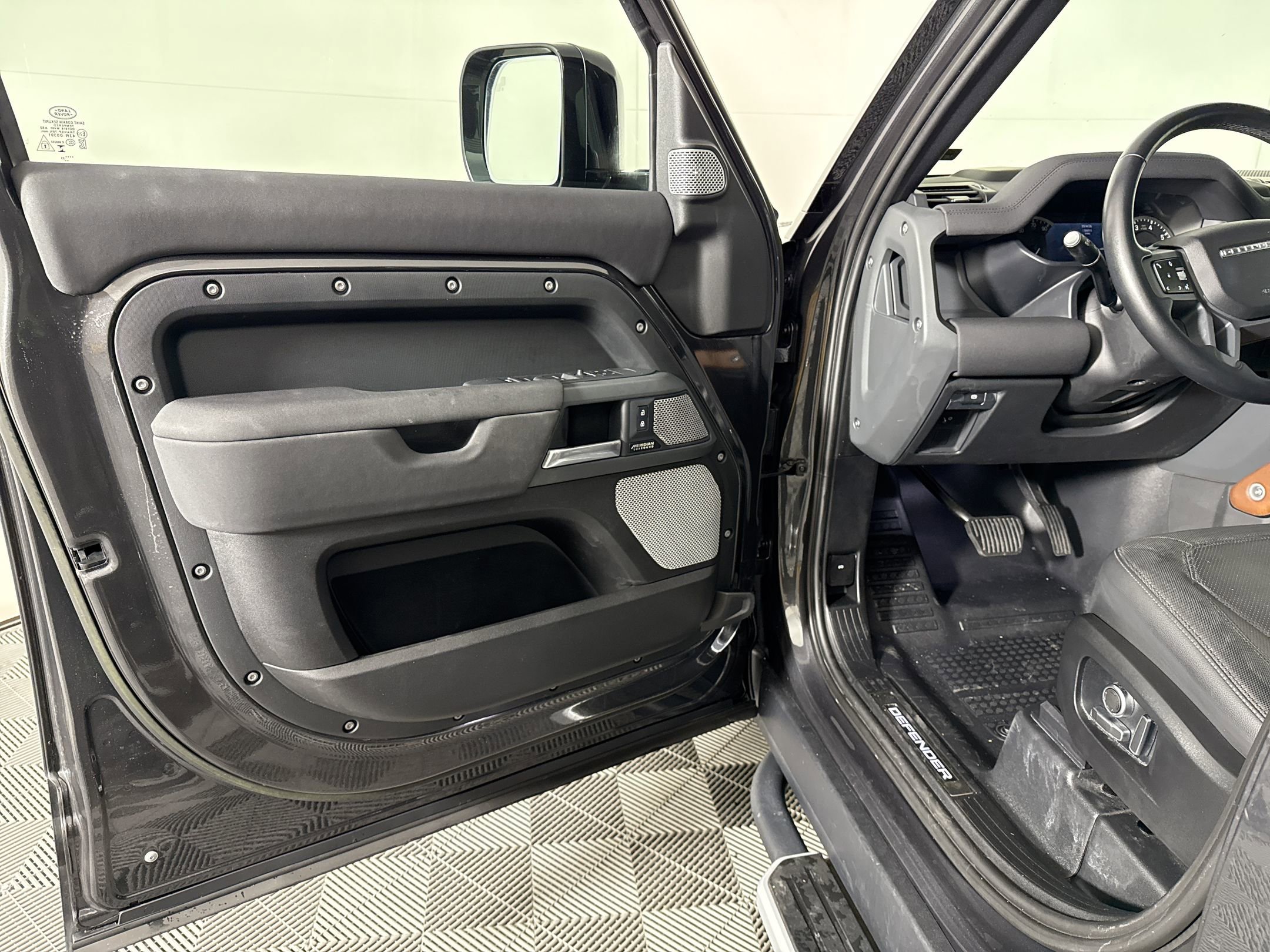 2023 Land Rover Defender 130 X-Dynamic SE