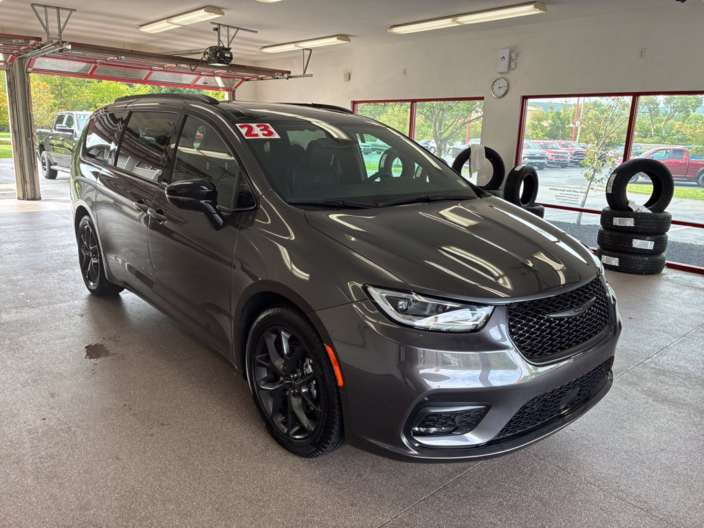 Used 2023 Chrysler Pacifica Limited w/ S Appearance Package