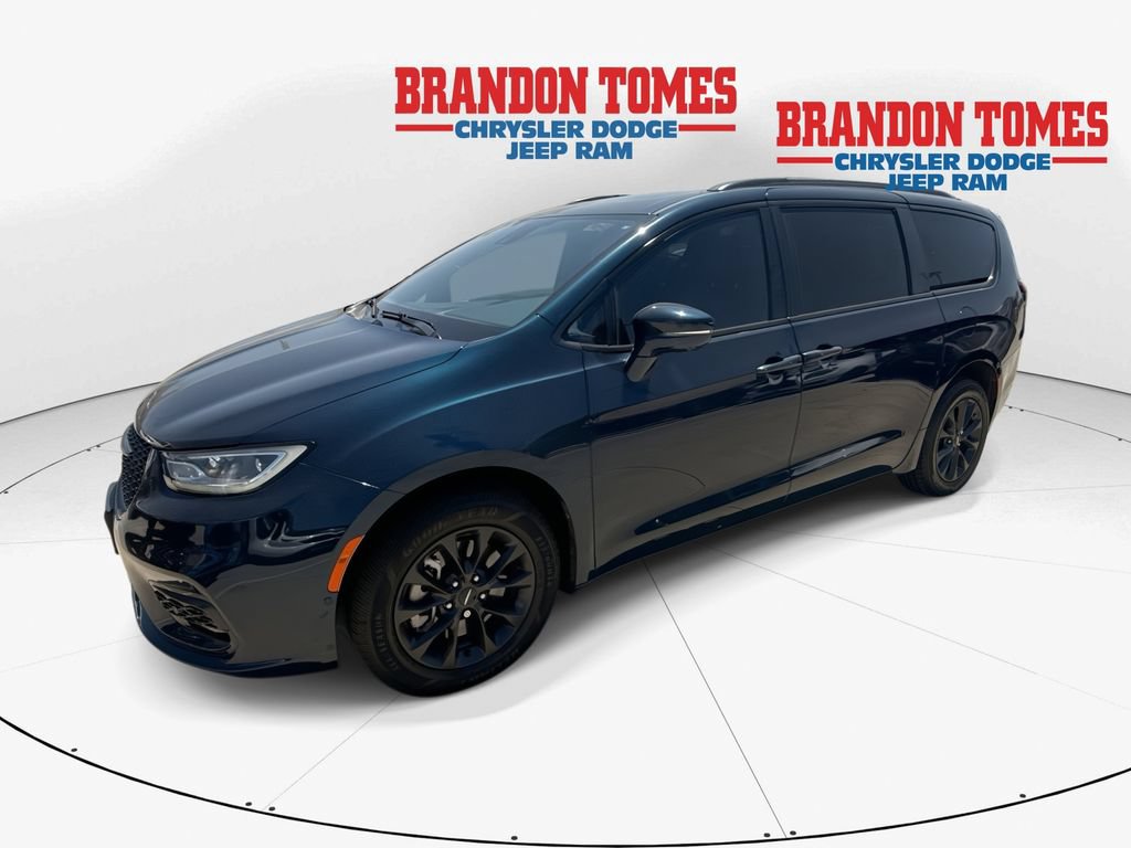 Used 2021 Chrysler Pacifica Limited w/ Uconnect Theater Family Group