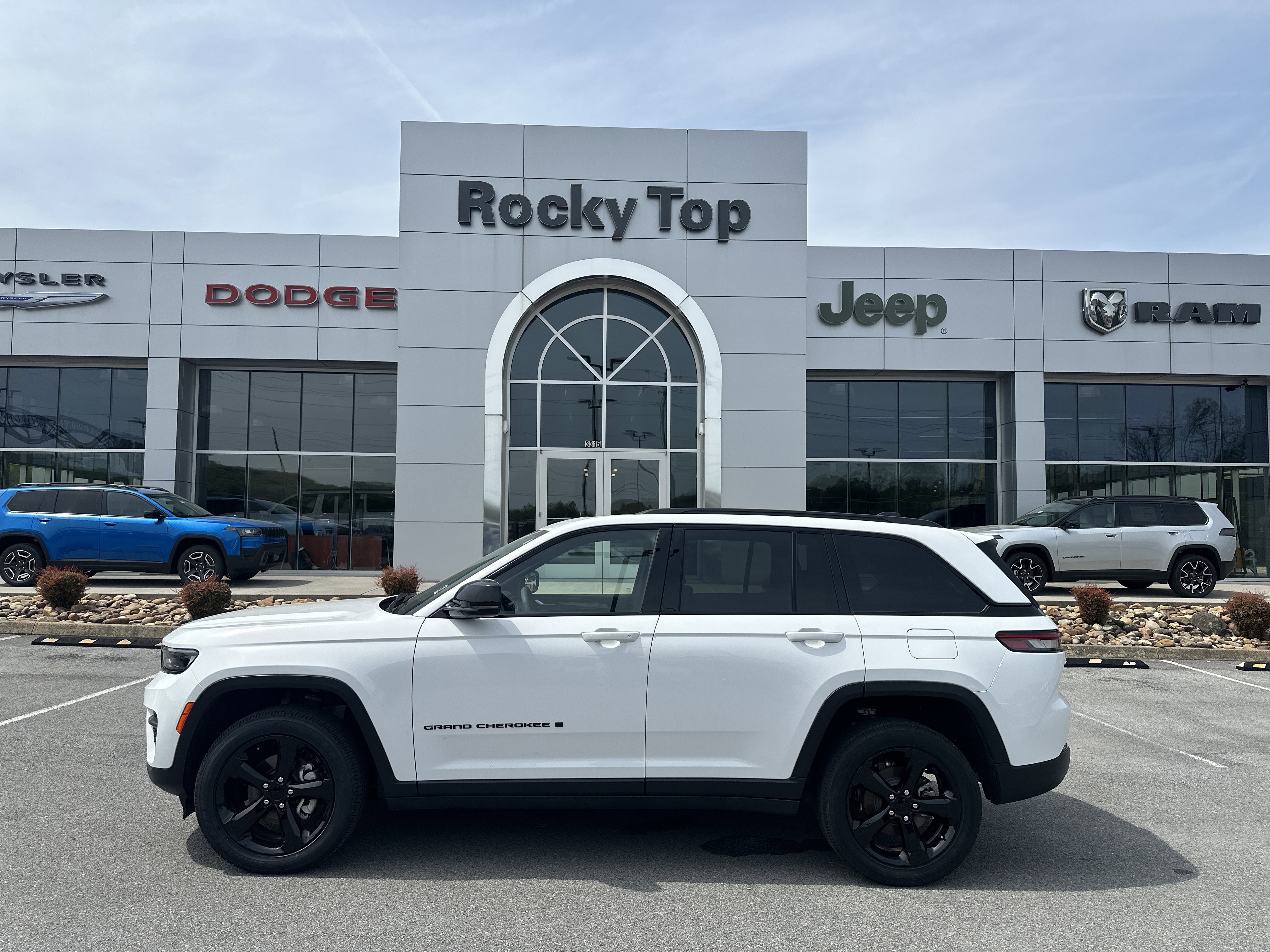 Used 2023 Jeep Grand Cherokee Altitude